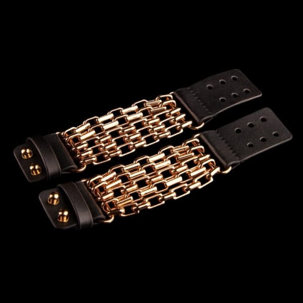 ARIA IINFYNII Armbänder aus Metallketten, die an den Handgelenken getragen werden, grafische und strukturierte Accessoires, angeboten von Brigade Mondaine Paris