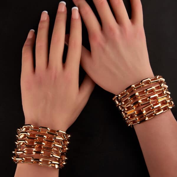 Die Armbänder ARIA der Marke IINFYNII zeichnen sich durch eine Konstruktion aus dicken Ketten aus, die als eigenständiges Schmuckstück gedacht sind. Ihre grafische Präsenz kleidet das Handgelenk mit Intensität und strukturiert die Silhouette durch ein kontrolliertes Spiel mit Volumen. Einzeln oder in Kombination getragen, verwandeln sie eine Geste, betonen eine Haltung und verleihen eine starke visuelle Sprache. Ein Stück für Frauen, die das Accessoire als Ankerpunkt ihres Stils betrachten.