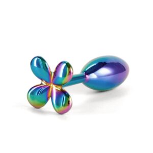 Plug anal en acier inoxydable finition irisée, motif fleur à la base, présenté sur fond clair, sélection Brigade Mondaine Paris.