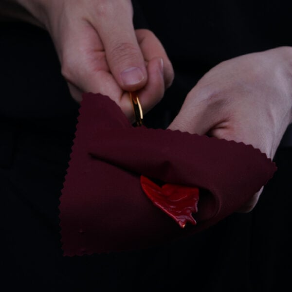 Raspador de cera para velas UPKO utilizado para quitar la cera de las velas, accesorio BDSM presentado por Brigade Mondaine Paris
