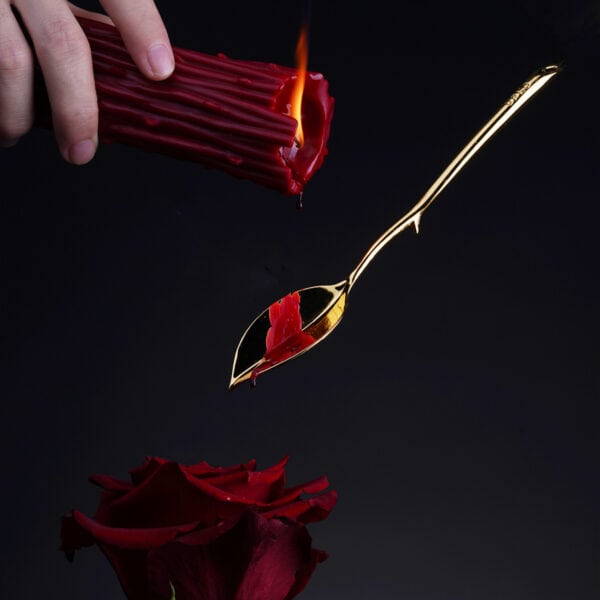 Raspador de cera para velas UPKO utilizado para quitar la cera de las velas, accesorio BDSM presentado por Brigade Mondaine Paris
