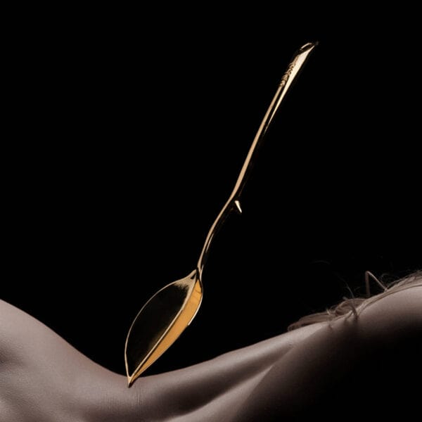 Raspador de cera para velas UPKO utilizado para quitar la cera de las velas, accesorio BDSM presentado por Brigade Mondaine Paris