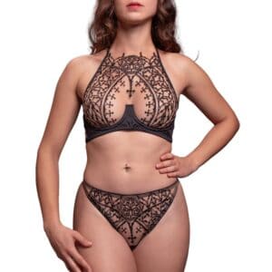 Model trägt den Unholy VIDE NOIR BH bei Brigade Mondaine Paris, schwarze, durchbrochene Spitze mit architektonischen Motiven, hoher Ausschnitt und leichter Halt, fotografiert im Studio.