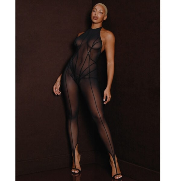 Rückenansicht eines schwarzen ANOESES Tüll-Bodysuits mit offenem Rücken, tief ausgeschnittenem Schnitt und transparenten langen Ärmeln, getragen von einem weiblichen Model in hochwertiger Fetisch-Ästhetik Brigade Mondaine Paris.