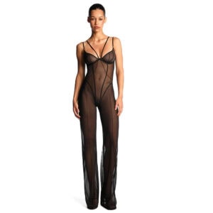 ANOESES Catsuit aus schwarzem Mesh, getragen von einem stehenden weiblichen Model, körpernaher Schnitt mit schmalen Trägern, vertikalen grafischen Linien und langen transparenten Beinen, hochwertige Fetisch-Ästhetik Brigade Mondaine Paris.