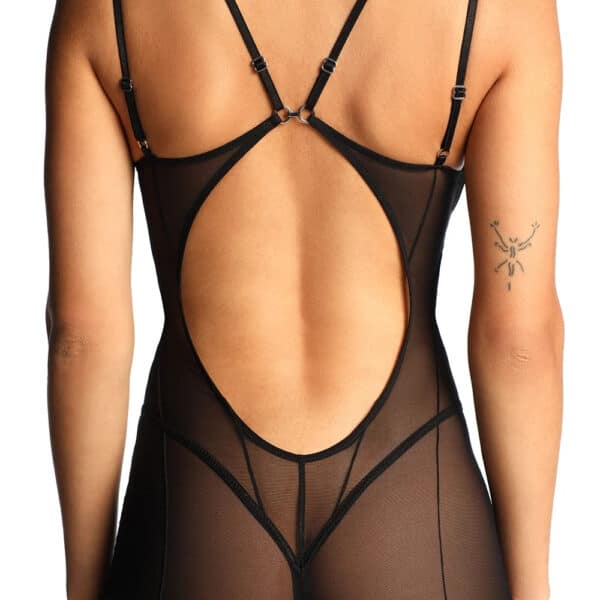 Vue dos d’un body en tulle noir ANOESES, coupe échancrée avec bretelles fines et anneaux métalliques, porté par un modèle féminin, esthétique fétiche haut de gamme Brigade Mondaine Paris.