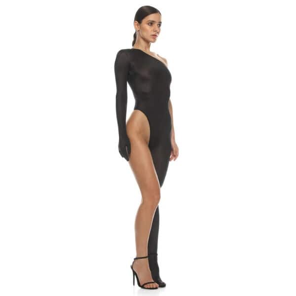 Artistic black and white view of an ANOESES asymmetrical black dress, cut close to the body with high slit and single sleeve, worn by a female model, minimalist aesthetic and high-end fetish Brigade Mondaine Paris.