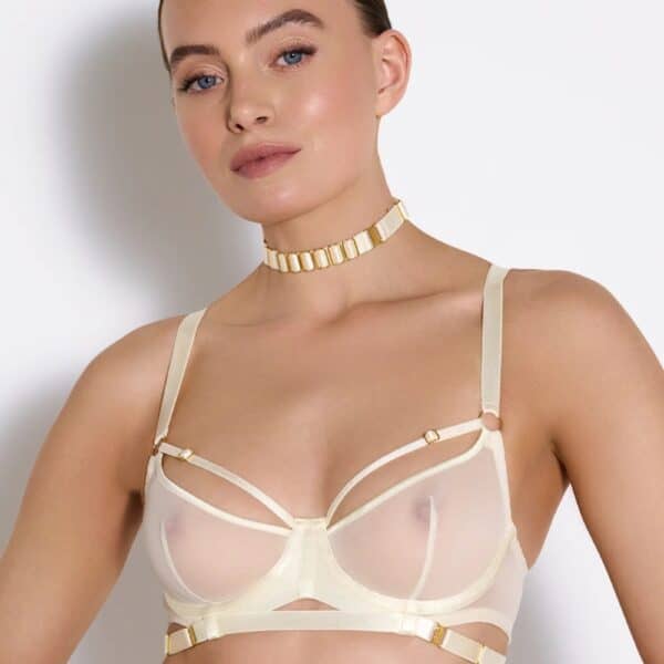 BORDELLE – Signature Cream chez Brigade Mondaine Paris Soutien-gorge BORDELLE Signature Cream en tulle transparent, porté de dos, avec une construction en bandes elastiques ivoire et des éléments métalliques dorés, photographié chez Brigade Mondaine Paris.