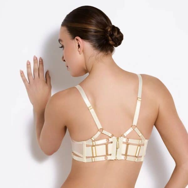 BORDELLE – Soutien-gorge Ivoire Dos À Bandes Elastiques Vue de dos d’un soutien-gorge ivoire BORDELLE en tulle, mettant en valeur un dos travaillé en bandes elastiques réglables et une fermeture dorée centrale, sur fond blanc.