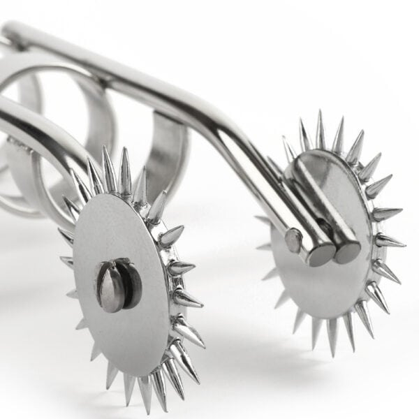 Маховик Wartenberg из полированной стали с двумя зубчатыми колесами и стопорными кольцами, представленный на белом фоне в минималистском, профессиональном стиле.
