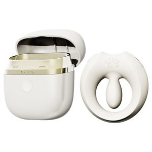 Cockring connecté APIS présenté avec son étui de recharge, câble USB et carte de garantie, disposés sur fond clair dans une mise en scène minimaliste et élégante.