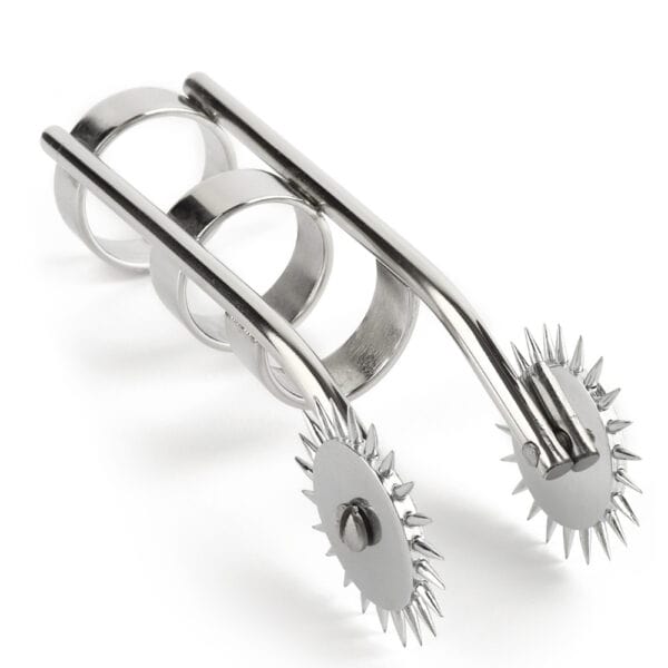 Маховик Wartenberg из полированной стали с двумя зубчатыми колесами и стопорными кольцами, представленный на белом фоне в минималистском, профессиональном стиле.