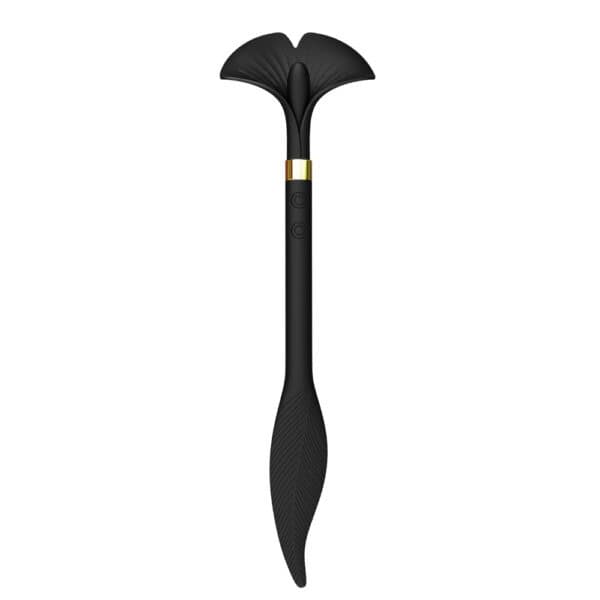 Stimulateur intime noir design ergonomique | Brigade Mondaine Stimulateur intime noir à la forme ergonomique, présenté avec un pochon de rangement noir siglé, photographié sur fond blanc dans une mise en scène épurée et raffinée.
