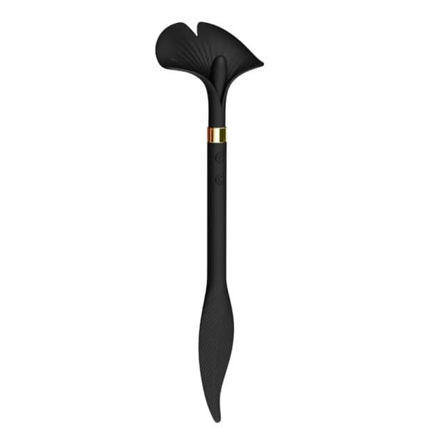 Stimulateur intime noir design ergonomique | Brigade Mondaine Stimulateur intime noir à la forme ergonomique, présenté avec un pochon de rangement noir siglé, photographié sur fond blanc dans une mise en scène épurée et raffinée.