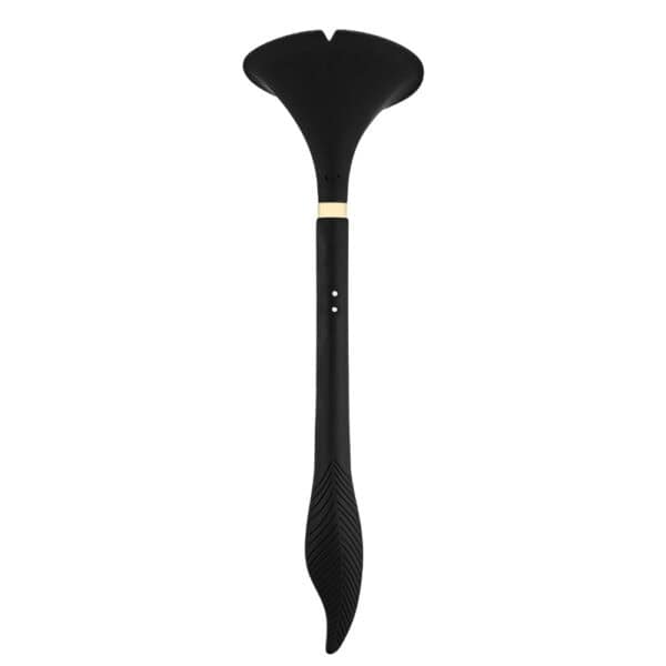 Stimulateur intime noir design ergonomique | Brigade Mondaine Stimulateur intime noir à la forme ergonomique, présenté avec un pochon de rangement noir siglé, photographié sur fond blanc dans une mise en scène épurée et raffinée.