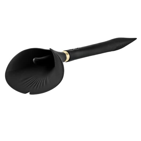 Stimulateur intime noir design ergonomique | Brigade Mondaine Stimulateur intime noir à la forme ergonomique, présenté avec un pochon de rangement noir siglé, photographié sur fond blanc dans une mise en scène épurée et raffinée.