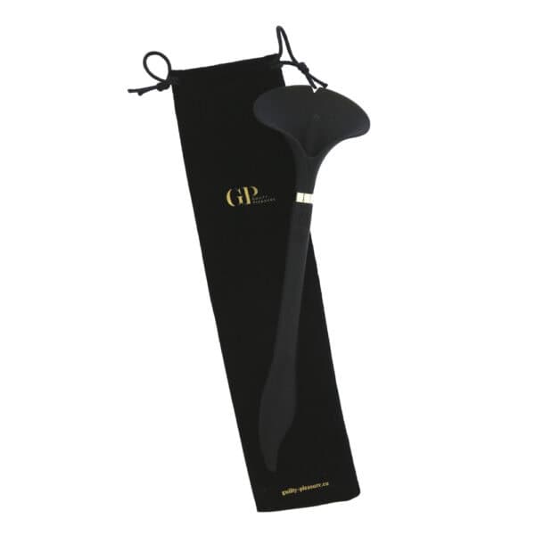 Stimulateur intime noir design ergonomique | Brigade Mondaine Stimulateur intime noir à la forme ergonomique, présenté avec un pochon de rangement noir siglé, photographié sur fond blanc dans une mise en scène épurée et raffinée.