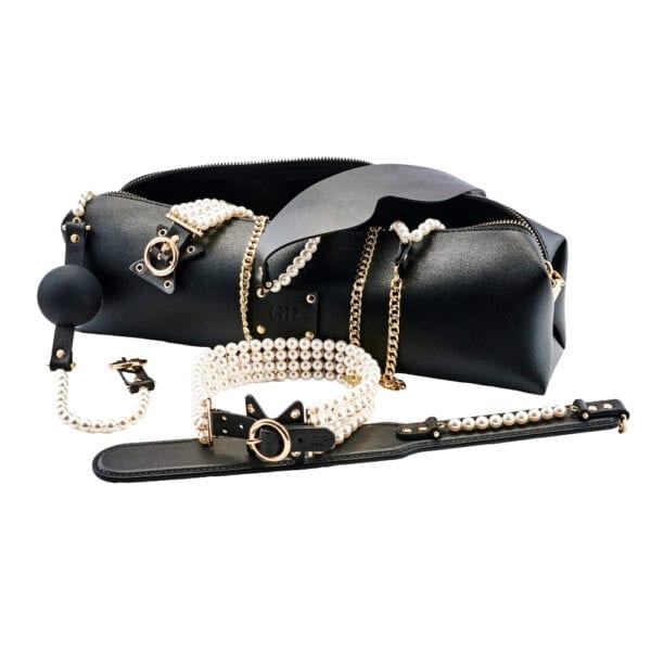 Estuche de piel negra con cierre de cremallera y detalles refinados, accesorio de almacenaje seleccionado por Brigade Mondaine Paris.