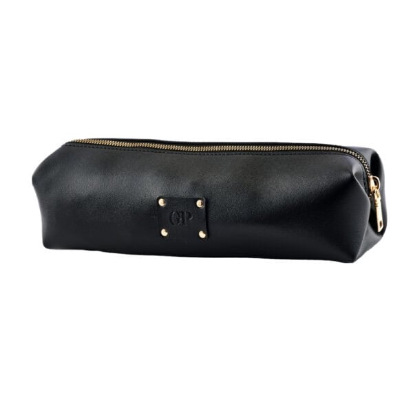 Estuche de piel negra con cierre de cremallera y detalles refinados, accesorio de almacenaje seleccionado por Brigade Mondaine Paris.