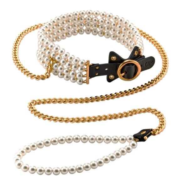 Plomo de cuero negro y collar con perlas y cadena de oro, usado en un modelo, elegante creación de Brigade Mondaine Paris.