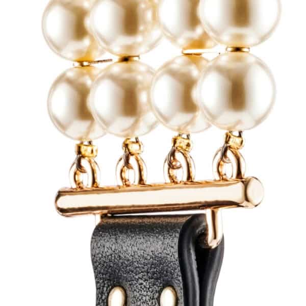 Plomo de cuero negro y collar con perlas y cadena de oro, usado en un modelo, elegante creación de Brigade Mondaine Paris.