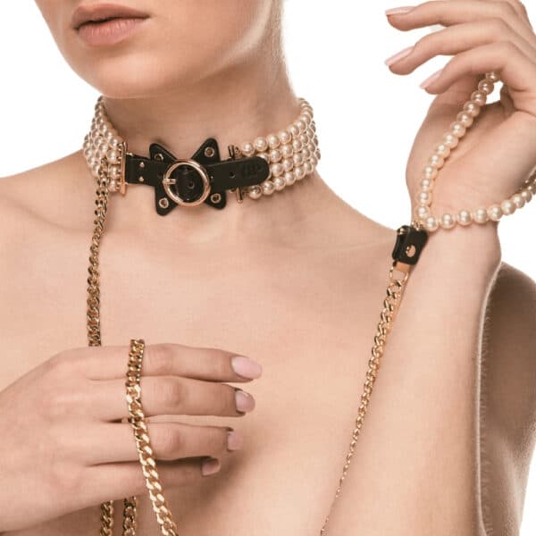 Plomo de cuero negro y collar con perlas y cadena de oro, usado en un modelo, elegante creación de Brigade Mondaine Paris.