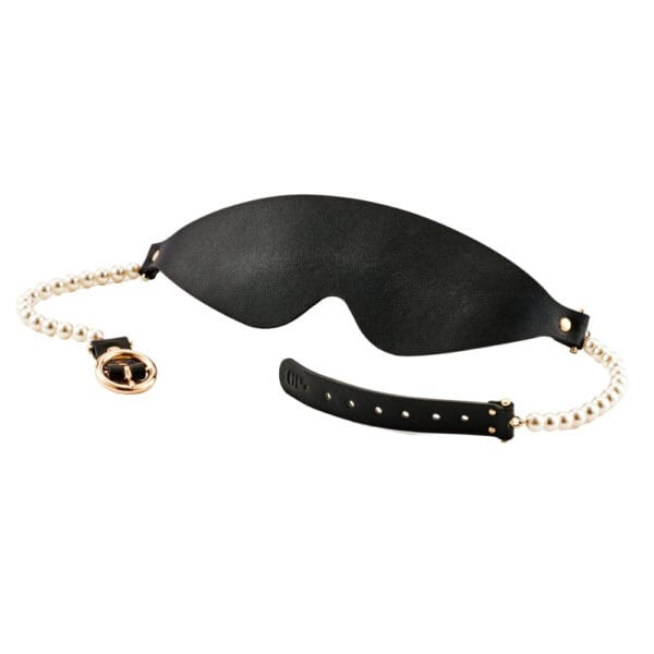 BDSM-Maske aus schwarzem Leder mit perlenbesetzten Rändern und goldenen Beschlägen, ein hochwertiges Accessoire zur visuellen Deprivation, ausgewählt von Brigade Mondaine Paris.