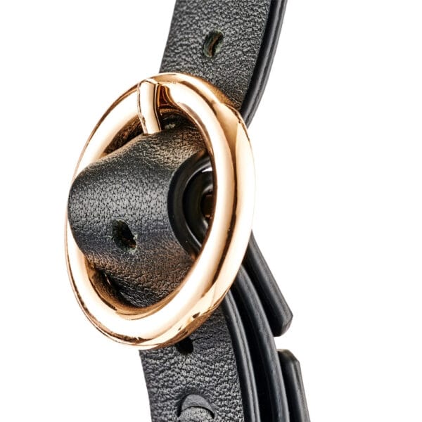 BDSM-Maske aus schwarzem Leder mit perlenbesetzten Rändern und goldenen Beschlägen, ein hochwertiges Accessoire zur visuellen Deprivation, ausgewählt von Brigade Mondaine Paris.