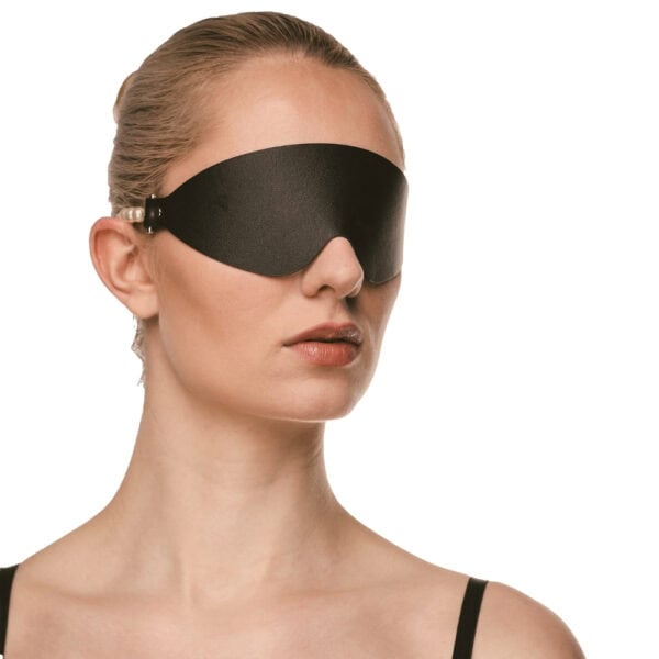 BDSM-Maske aus schwarzem Leder mit perlenbesetzten Rändern und goldenen Beschlägen, ein hochwertiges Accessoire zur visuellen Deprivation, ausgewählt von Brigade Mondaine Paris.