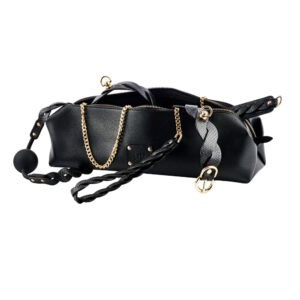 Trousse de rangement en cuir noir avec fermeture zippée et détails raffinés, accessoire de rangement sélectionné par Brigade Mondaine Paris.