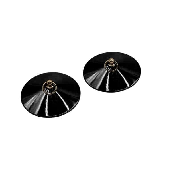 Paire de cache-tétons en métal doré à surface lisse et circulaire, chacun doté d’un petit anneau central, présentés sur fond blanc dans une esthétique minimaliste et élégante.