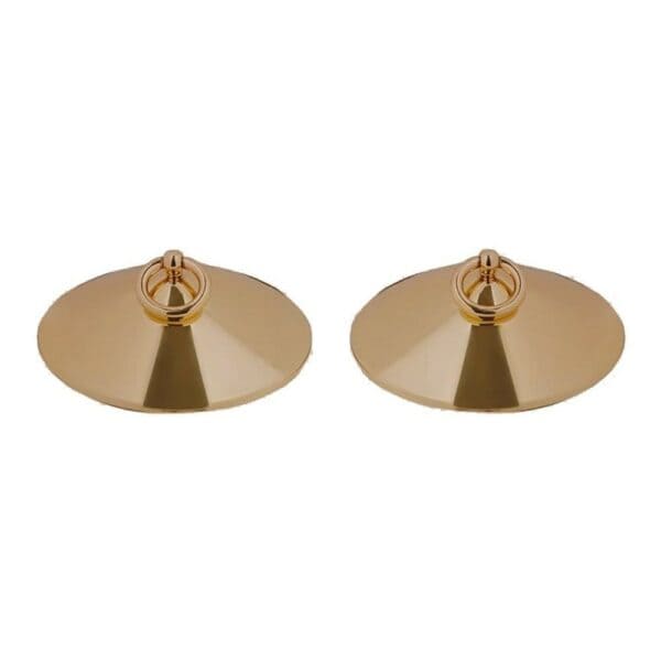 Nippelhalter mit goldenen Ringen Luxus-Design | Brigade Mondaine Ein Paar vergoldeter Übertöpfe aus Metall mit glatter, kreisförmiger Oberfläche, jeweils mit einem kleinen Ring in der Mitte. Sie werden auf weißem Hintergrund in einer minimalistischen, eleganten Ästhetik präsentiert.