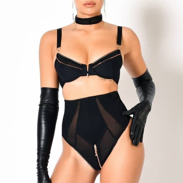Tanga de talle alto Miley CATANZARO de tul negro con paneles estructurados y cierre central de cremallera, una pieza de alta gama que ofrece Brigade Mondaine, sobre fondo blanco.