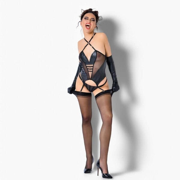 Бюстье Colère CATANZARO в Brigade Mondaine Черное бюстье Colère CATANZARO с тюлевыми панелями и структурированными вырезами, надето на модели, топовая вещь, предлагаемая Brigade Mondaine.