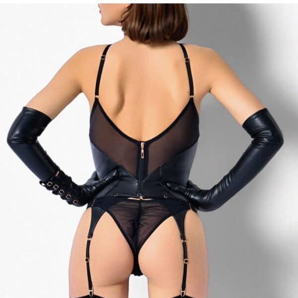 Бюстье Colère CATANZARO в Brigade Mondaine Черное бюстье Colère CATANZARO с тюлевыми панелями и структурированными вырезами, надето на модели, топовая вещь, предлагаемая Brigade Mondaine.