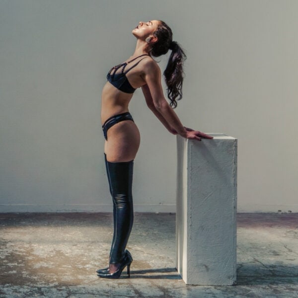 Soutien-gorge ouvert et string Luxure CATANZARO chez Brigade Mondaine Soutien-gorge ouvert et string Luxure CATANZARO portés sur modèle, avec découpes structurées, sangles noires et matières contrastées, ensemble haut de gamme proposé par Brigade Mondaine.