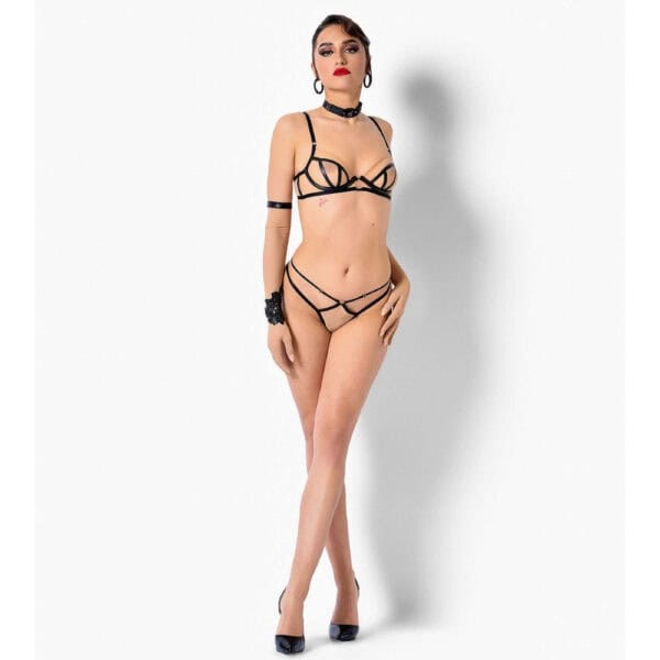 Soutien-gorge et string Orgueil CATANZARO chez Brigade Mondaine Soutien-gorge et string Orgueil CATANZARO portés sur modèle, avec sangles noires graphiques et lignes structurées, ensemble haut de gamme proposé par Brigade Mondaine.