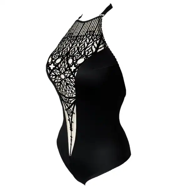 Body Catedral Espalda Vacía NEGRO Brigade Mondaine Paris VACÍO NEGRO Body catedral a pelo presentado por Brigade Mondaine Paris, body negro con espalda abierta e inserciones bordadas gráficas estilo vidriera, contraste de opacidad y transparencia.
