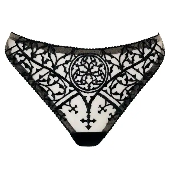 Вышитые катетерные стринги EMPTY BLACK Brigade Mondaine Paris Черные стринги Cathédrale Brodé VIDE NOIR, представленные Brigade Mondaine Paris, из прозрачного тюля, украшенные графической вышивкой в готическом стиле, с отделкой от кутюр и минималистичным кроем.