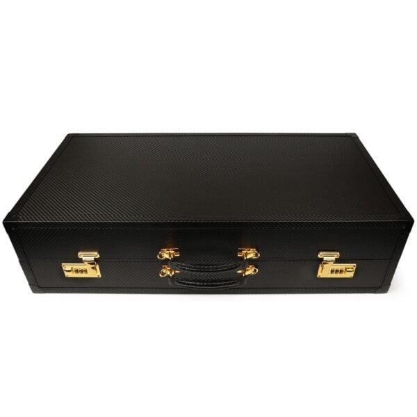 Caja BDSM abierta de cuero negro con interior rojo, que incluye un conjunto de accesorios variados como esposas, correas, fustas y cadenas, ordenados en una estética de lujo.