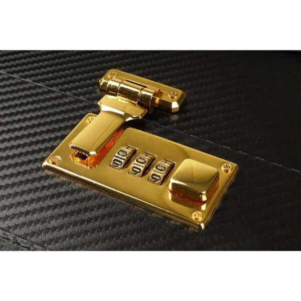 Caja BDSM abierta de cuero negro con interior rojo, que incluye un conjunto de accesorios variados como esposas, correas, fustas y cadenas, ordenados en una estética de lujo.