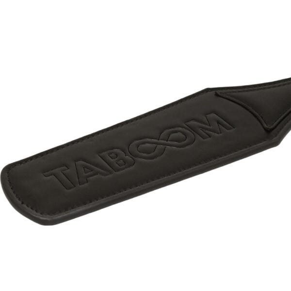 Caja BDSM abierta de cuero negro con interior rojo, que incluye un conjunto de accesorios variados como esposas, correas, fustas y cadenas, ordenados en una estética de lujo.