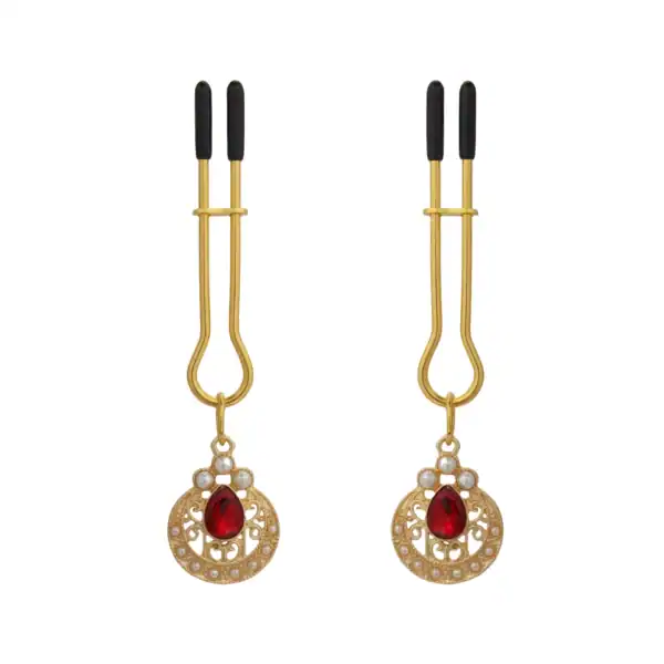 Nippelklemmen Perlenketten der Marke Liebe Seele, bestehend aus goldenen Klemmen, die mit einer Kette aus weißen Perlen mit eingefassten Ornamenten verbunden sind, präsentiert auf hellem Hintergrund in der Welt Brigade Mondaine Paris.