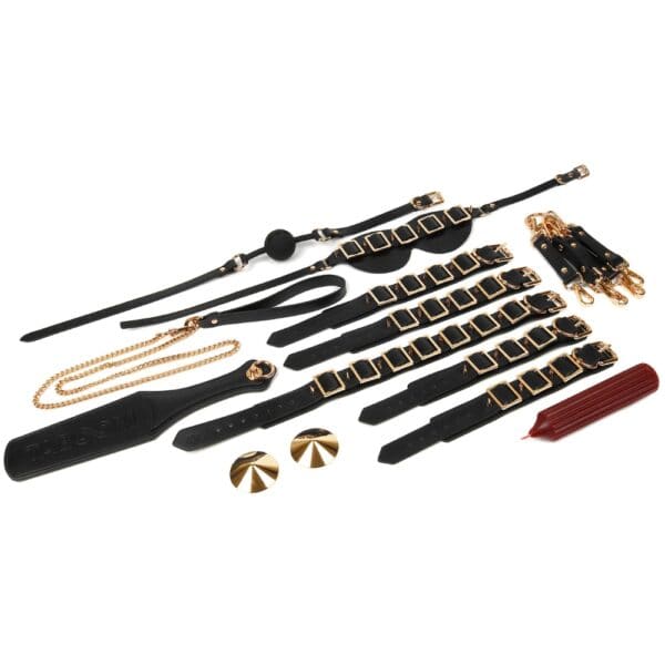 Caja BDSM abierta de cuero negro con interior rojo, que incluye un conjunto de accesorios variados como esposas, correas, fustas y cadenas, ordenados en una estética de lujo.