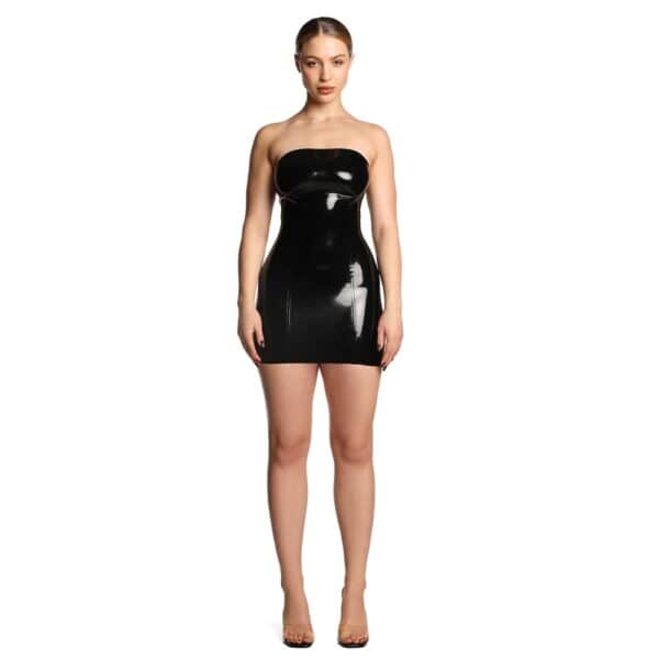 Robe bustier courte en latex noir ANOESES, portée par un mannequin debout face caméra sur fond blanc, coupe ajustée et finition brillante.