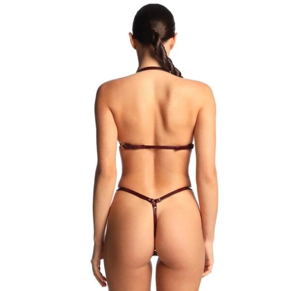 Ensemble deux pièces en cuir bordeaux ANOESES avec soutien-gorge à découpes et string assorti, porté par un mannequin sur fond blanc, vue en pied.