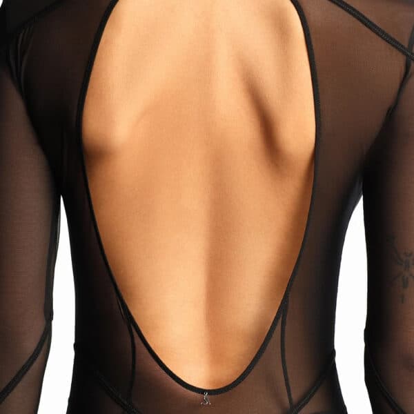 Langes Kleid ANOESES aus schwarzem Mesh mit langen Ärmeln, vertikalen grafischen Linien und hohem Halsausschnitt