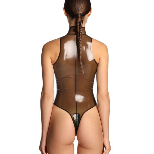 ANOESES Body aus durchscheinendem Latex mit Frontreißverschluss und Stehkragen, getragen auf weißem Hintergrund, grafische Linien und kontrastierende Abschlüsse, Auswahl Brigade Mondaine Paris.
