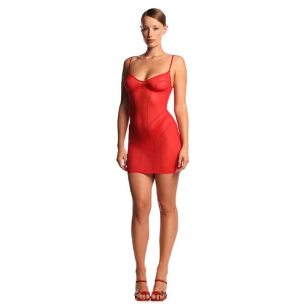 Robe courte ANOESES en mesh rouge avec fines bretelles, découpes structurantes et bonnets intégrés, présentée sur fond blanc.