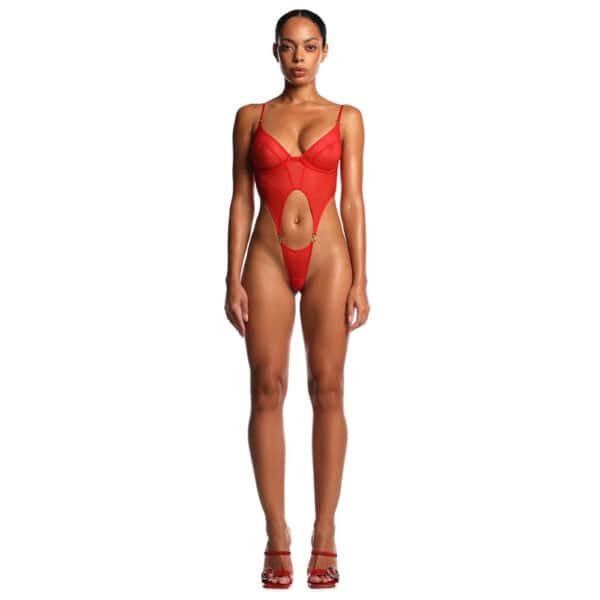 ANOESES Body aus rotem Mesh mit zentralen Aussparungen und Metalldetails, getragen von einem Model vor einem weißen Hintergrund.